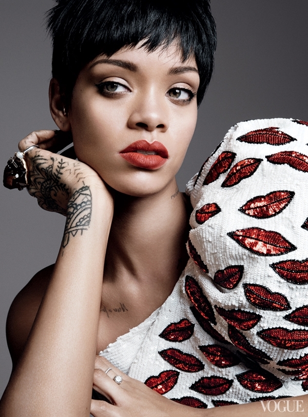 
	
	Rihanna tên thật là Robyn Rihanna Fenty. Tuy nhiên, cô chỉ sử dụng tên đệm của mình khi gia nhập vào làng giải trí.
